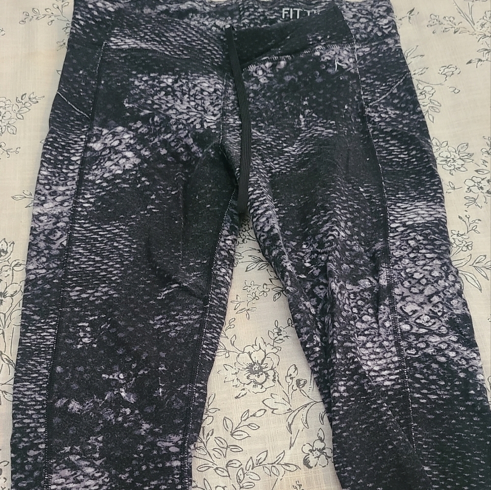 CROPPED KNEE LENGTH LEGGINGS SZ SMALL DANSK8N - Picture 1 of 5